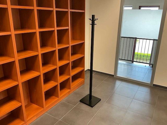 Kantoormeubilair uit ruimte - afbeelding 4 van  12