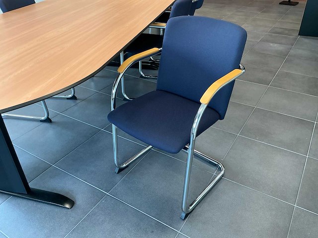 Kantoormeubilair uit ruimte - afbeelding 7 van  12