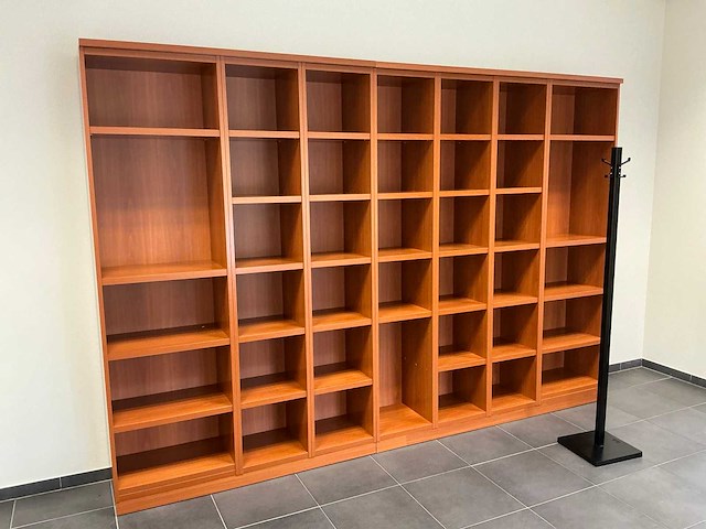 Kantoormeubilair uit ruimte - afbeelding 10 van  12