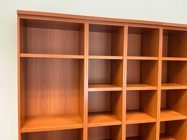 Kantoormeubilair uit ruimte - afbeelding 11 van  12