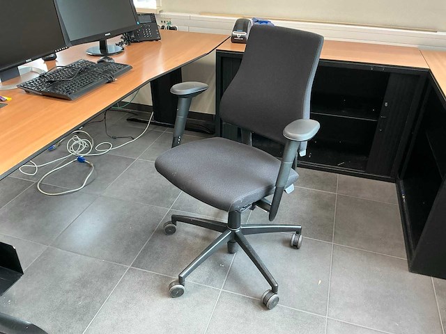 Kantoormeubilair uit ruimte - afbeelding 7 van  8