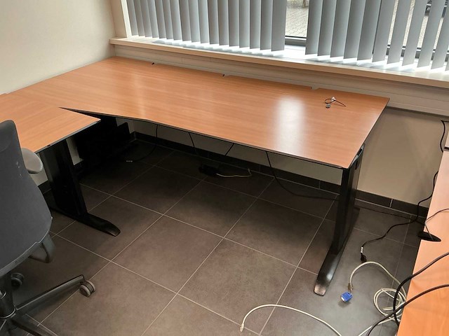 Kantoormeubilair uit ruimte - afbeelding 4 van  5