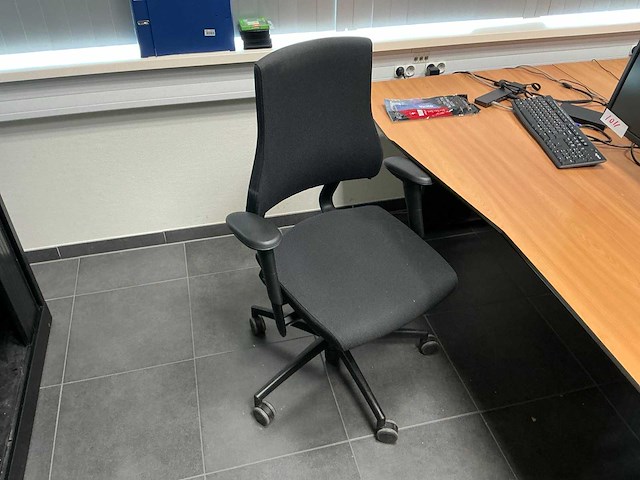 Kantoormeubilair uit ruimte - afbeelding 3 van  10
