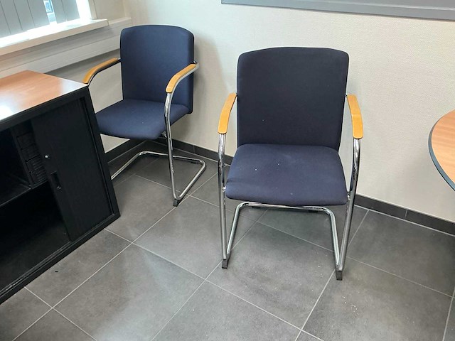 Kantoormeubilair uit ruimte - afbeelding 4 van  10