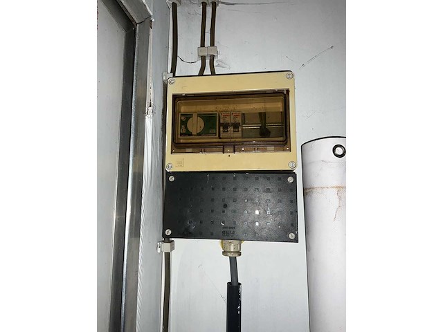 Kantoorunit 20ft v.v. 1 loopdeur, 5 ramen, schakelkast - afbeelding 5 van  6