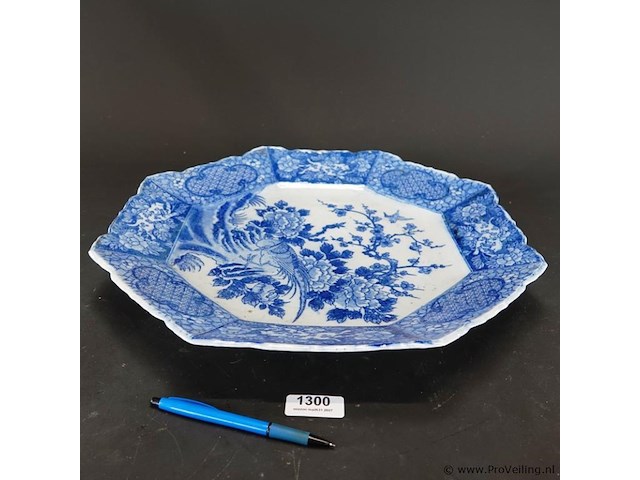 Kapitale (diam 46cm) 19de eeuws octogonale japanse arita-schotel - afbeelding 1 van  5
