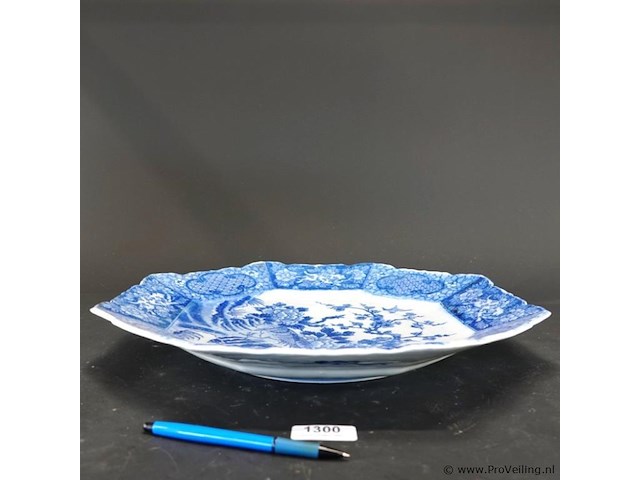Kapitale (diam 46cm) 19de eeuws octogonale japanse arita-schotel - afbeelding 2 van  5