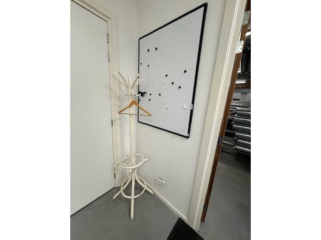 Kapstok en whitebord - afbeelding 1 van  3