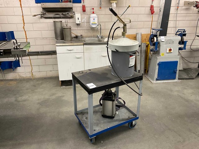 Kar met pneumatische vetpomp - afbeelding 2 van  7