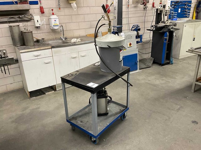 Kar met pneumatische vetpomp - afbeelding 3 van  7