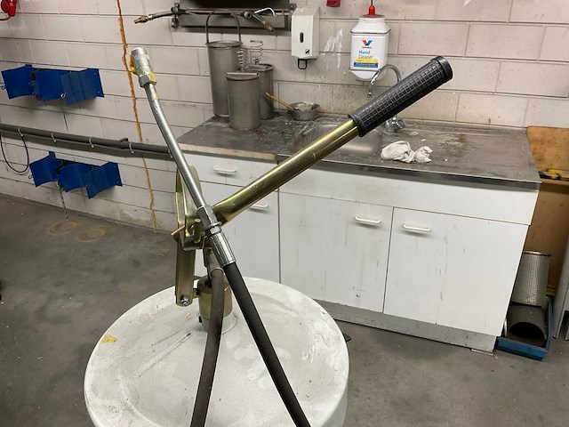 Kar met pneumatische vetpomp - afbeelding 5 van  7