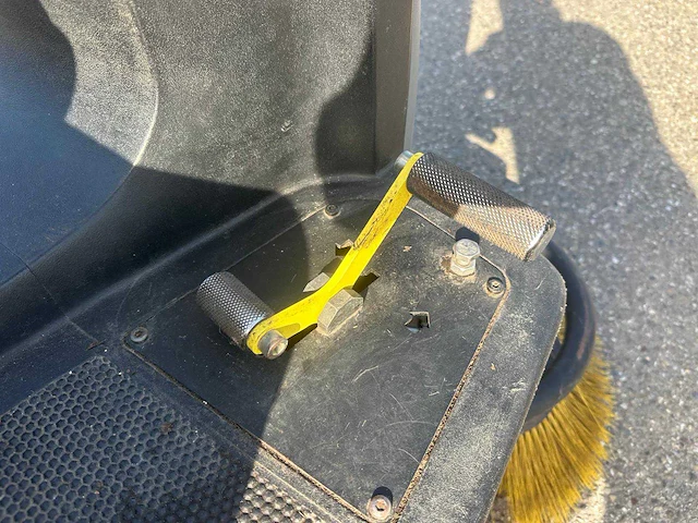 Karcher - km 100/100r - zelfrijdende veegmachine - afbeelding 11 van  14