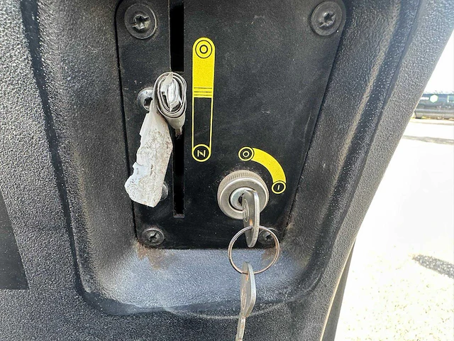 Karcher - km 100/100r - zelfrijdende veegmachine - afbeelding 11 van  14