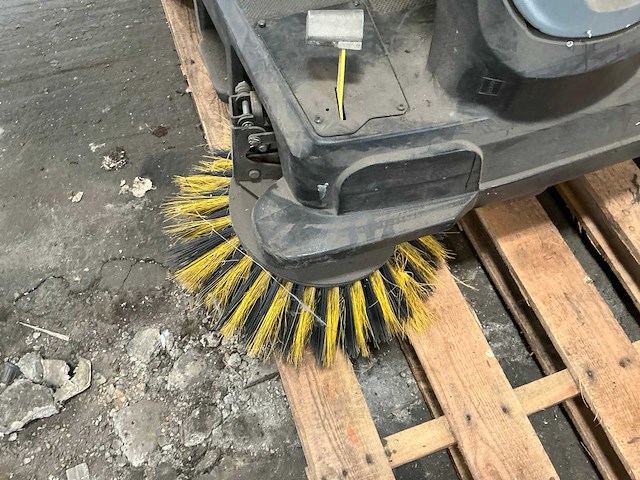 Kärcher - km 105/110r - straatveegmachine - afbeelding 2 van  17