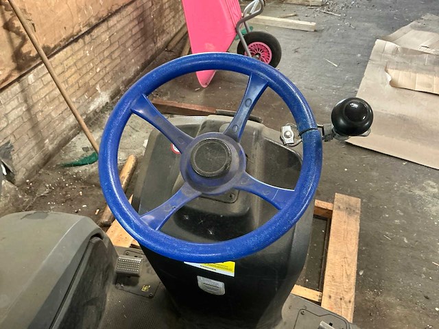 Kärcher - km 105/110r - straatveegmachine - afbeelding 4 van  17