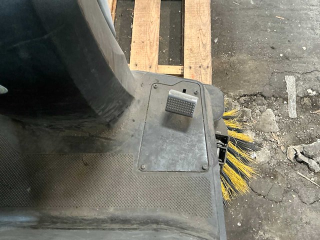 Kärcher - km 105/110r - straatveegmachine - afbeelding 6 van  17