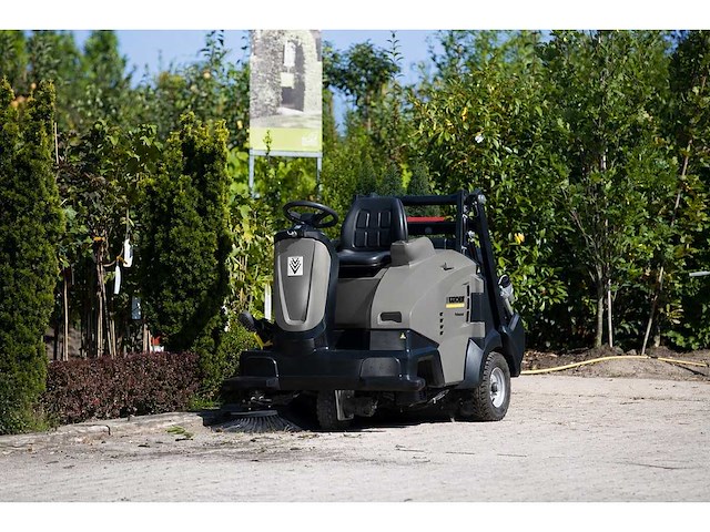 Kärcher - km 105/110r - straatveegmachine - afbeelding 1 van  17