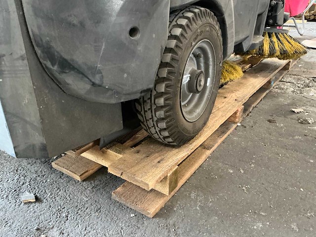 Kärcher - km 105/110r - straatveegmachine - afbeelding 15 van  17
