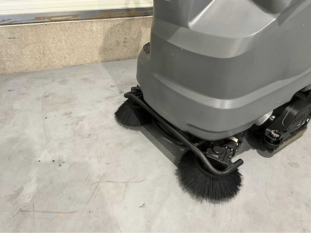 Karcher b150 r bp opzit schrob veeg/zuigmachine dubele borstels 54 uur ! - afbeelding 3 van  16