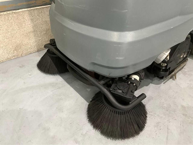Karcher b150 r bp opzit schrob veeg/zuigmachine dubele borstels - afbeelding 15 van  15
