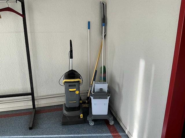 Karcher br 30/4 c vloerreiniger - afbeelding 1 van  3