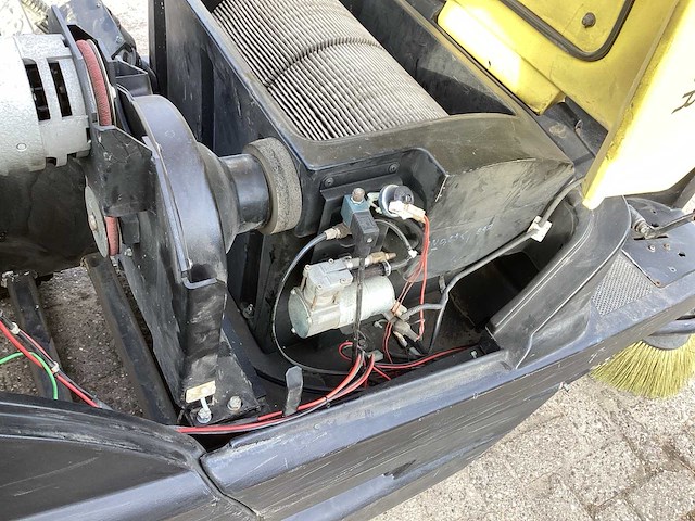 Kärcher km 100/100 r zelfrijdende veegmachine - afbeelding 4 van  13