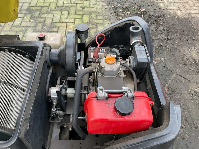 Kärcher km100/100r zelfrijdende veegmachine - afbeelding 2 van  11