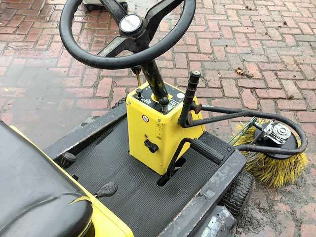 Karcher kmr trac zelfrijdende veegmachine - afbeelding 2 van  3