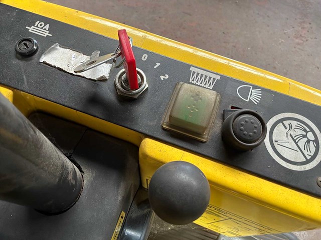 Kärcher kmr1200 zelfrijdende veegmachine - afbeelding 5 van  8