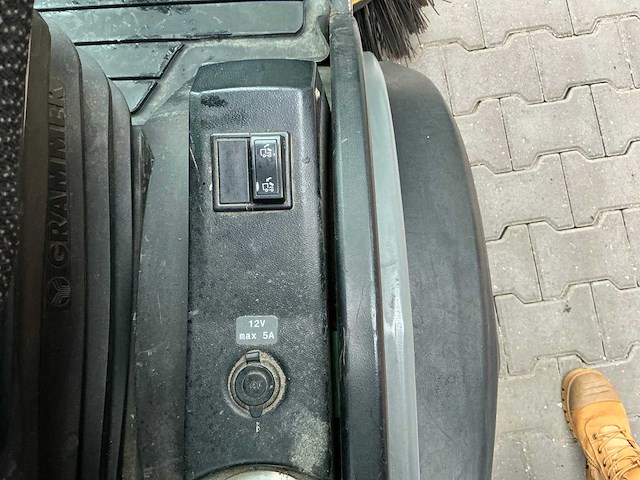 Karcher mc 130 sweeper, self driven - afbeelding 17 van  36