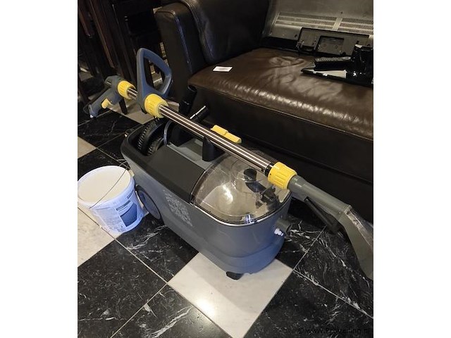 Kärcher type puzzi 10\1 tapijtreiniger - afbeelding 1 van  3