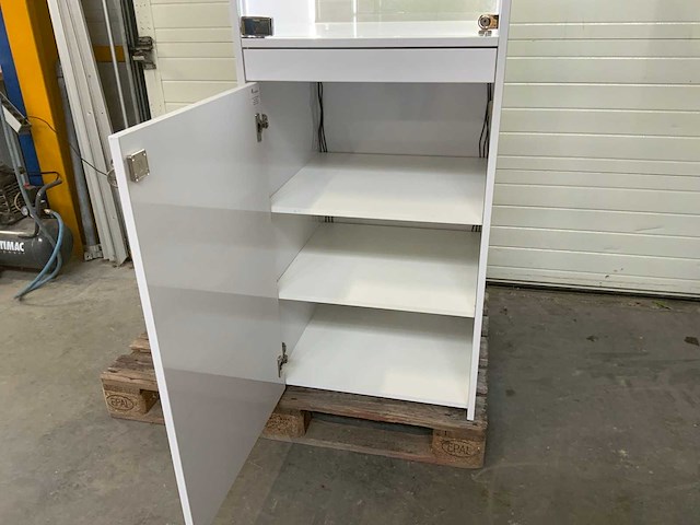 Karma jewelry presentatie vitrine - afbeelding 9 van  9