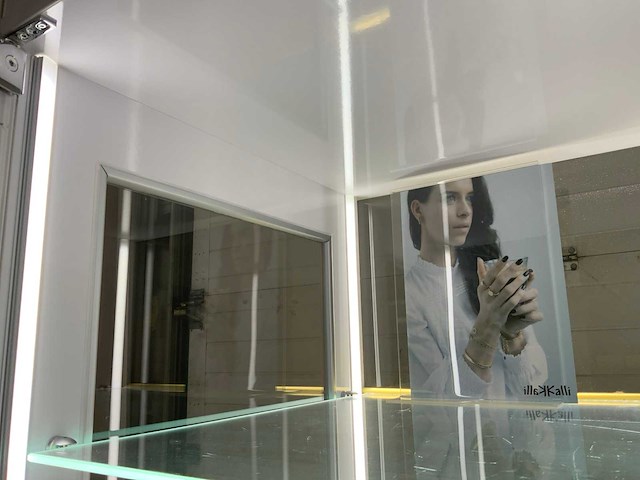 Karma jewelry presentatie vitrine - afbeelding 2 van  9