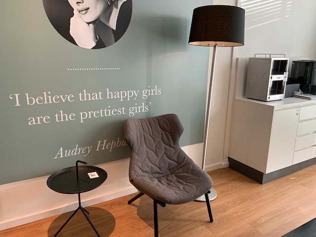 Kartell fauteuil, bijzettafel en lamp - afbeelding 6 van  15