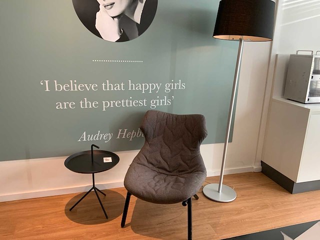 Kartell fauteuil, bijzettafel en lamp - afbeelding 7 van  15