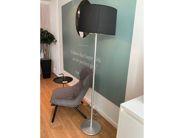 Kartell fauteuil, bijzettafel en lamp - afbeelding 11 van  15