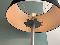 Kartell fauteuil, bijzettafel en lamp - afbeelding 13 van  15