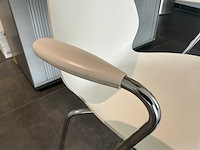 Kartell maui wachtkamerstoel en tafel - afbeelding 3 van  6
