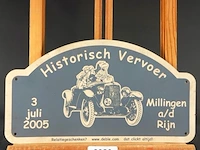 Kartonnen bord is een herinnering aan het evenement "historisch vervoer" dat plaatsvond op 3 juli 2005 in millingen aan de rijn