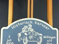 Kartonnen bord is een herinnering aan het evenement "historisch vervoer" dat plaatsvond op 3 juli 2005 in millingen aan de rijn - afbeelding 2 van  5