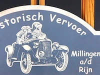 Kartonnen bord is een herinnering aan het evenement "historisch vervoer" dat plaatsvond op 3 juli 2005 in millingen aan de rijn - afbeelding 4 van  5