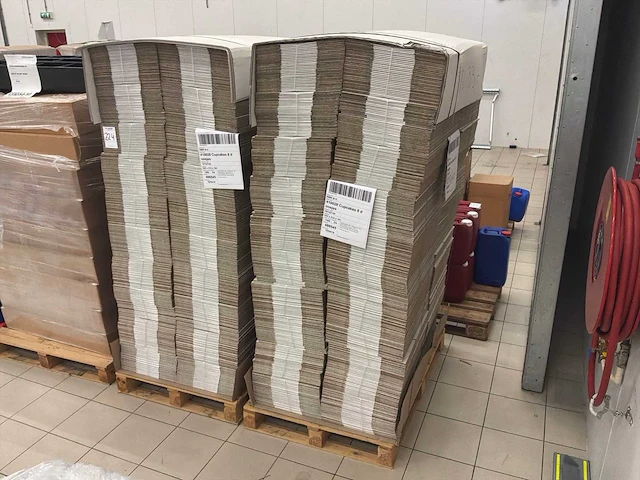 Kartonnen doos voor 8 cupcakes (323x 212x 161mm) (2400x) - afbeelding 1 van  3