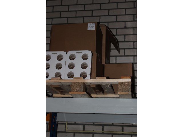 Kartonnen draagtrays / bierdragers in 5 dozen. ca. 750 stuk. - afbeelding 2 van  2