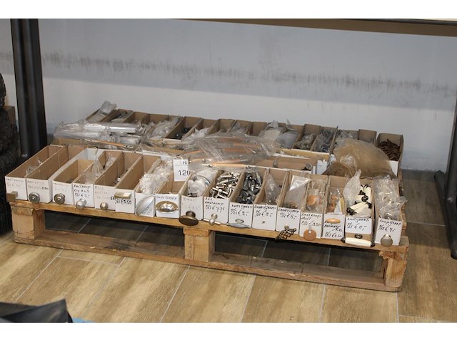 Kast- en deurgrepen in grote diversiteit op pallet. - afbeelding 1 van  2