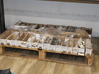 Kast- en deurgrepen in grote diversiteit op pallet. - afbeelding 1 van  2