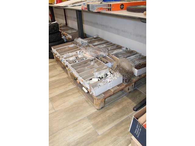 Kast- en deurgrepen in grote diversiteit op pallet. - afbeelding 2 van  2
