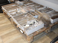 Kast- en deurgrepen in grote diversiteit op pallet. - afbeelding 2 van  2