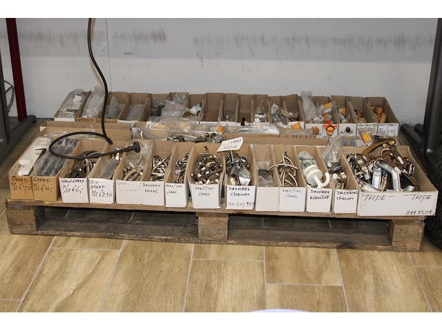Kast- en deurgrepen in grote diversiteit op pallet. - afbeelding 1 van  2