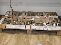 Kast- en deurgrepen in grote diversiteit op pallet. - afbeelding 1 van  2