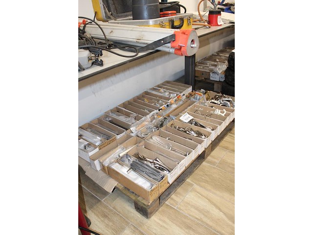 Kast- en deurgrepen in grote diversiteit op pallet. - afbeelding 2 van  2
